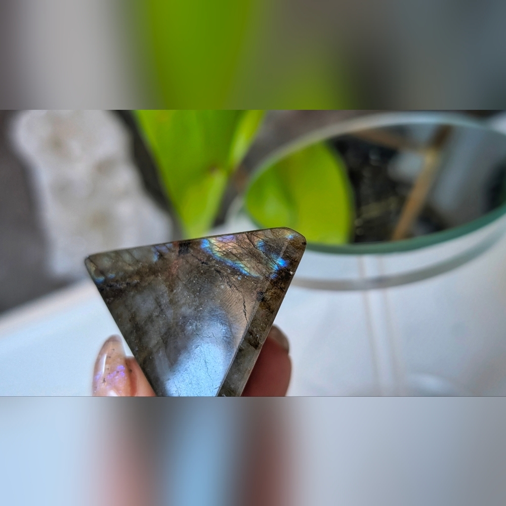 Labradorite Flash Crystal Pyramid - Picture 5 of 11
